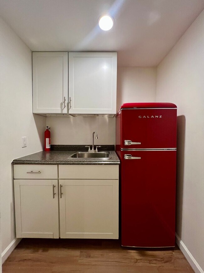 Foto del edificio - Cozy 1 bedroom with Kitchenette available ...
