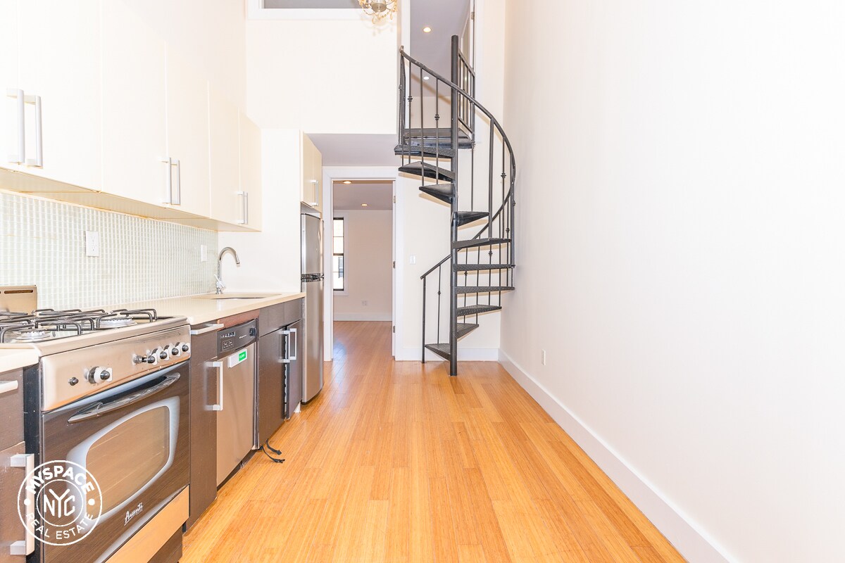 Primary Photo - 146 Wilson Ave