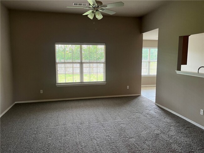 Building Photo - 121 Willow Dr