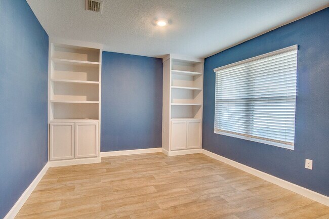 Foto del edificio - Season’s Savings! Spacious 5BR Near NAS – ...