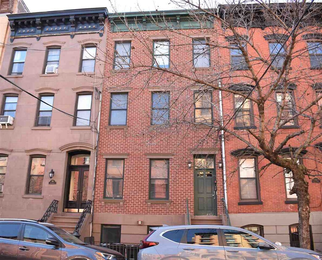Primary Photo - 912 Park Ave