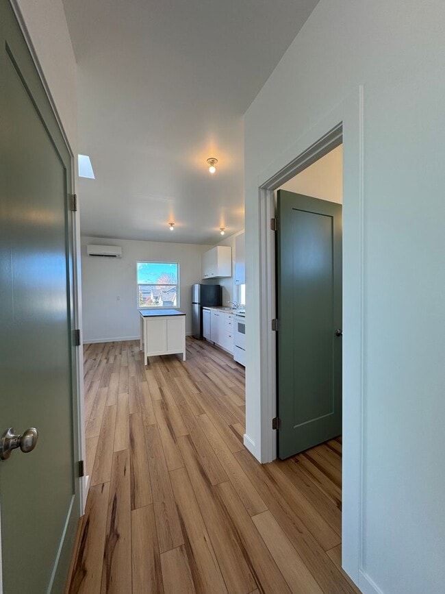 Foto del edificio - Charming 1-Bedroom, 1-Bath Rental with Expansive Garage