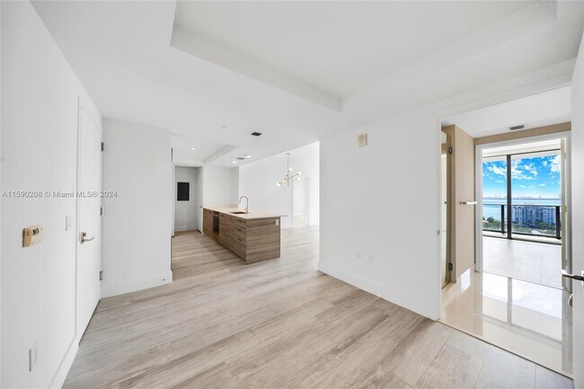 Foto del edificio - 121 NE 34th St