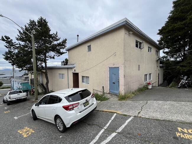 Building Photo - 1081 Martin St