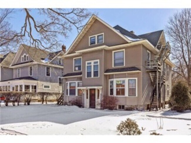 Foto del edificio - 1862 Roblyn Ave