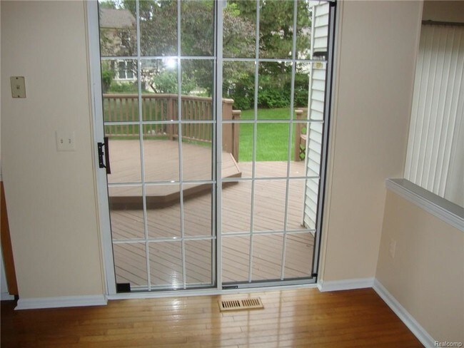 Building Photo - 445 Thornridge Dr