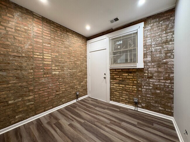 Foto del edificio - 1649 W Pratt Blvd