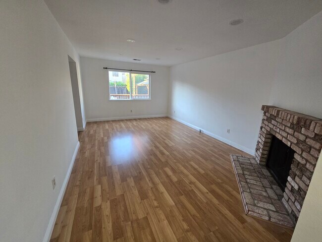 Foto del edificio - 8421 Locust Pl N