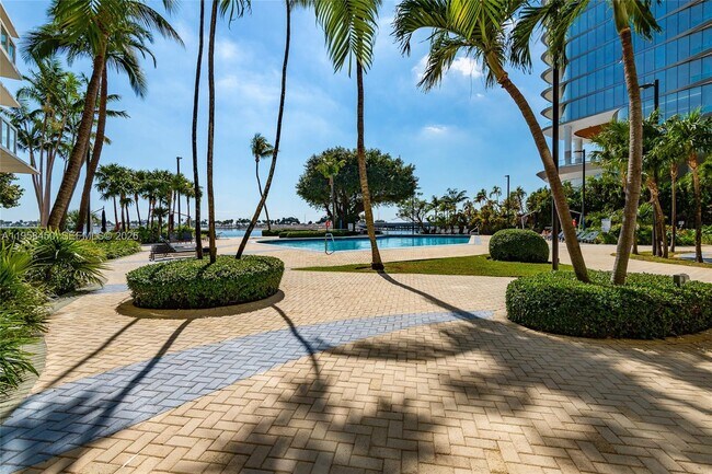 Foto del edificio - 2451 Brickell Ave