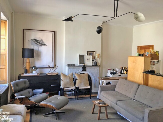 Building Photo - Upper Duplex on Beautiful Block