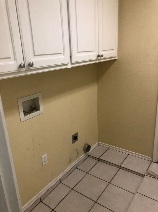 Building Photo - Charming Home! 3/2/2 Available August 1st!