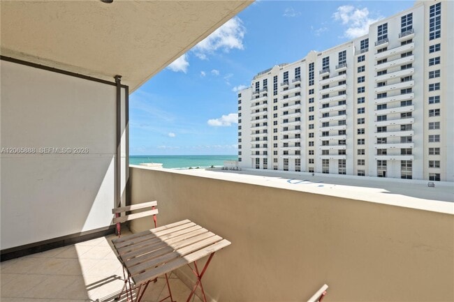 Building Photo - 1621 Collins Ave