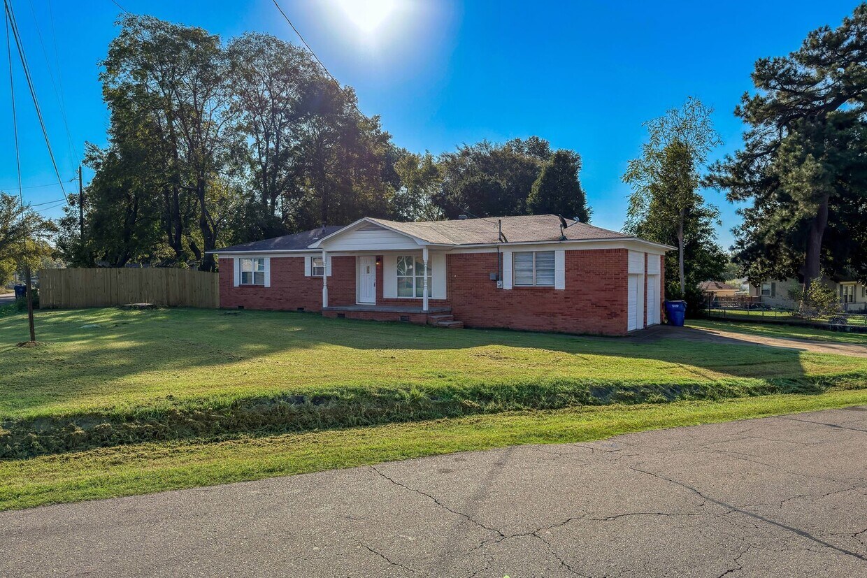 Primary Photo - Fully Remodeled 3 Bed, 2 Bath Home in Fort...