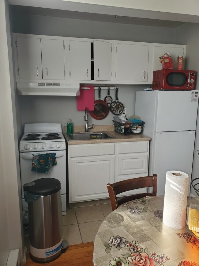 Foto del edificio - 1-Bedroom Apartment in Cincinnati – Updated & Comfortable