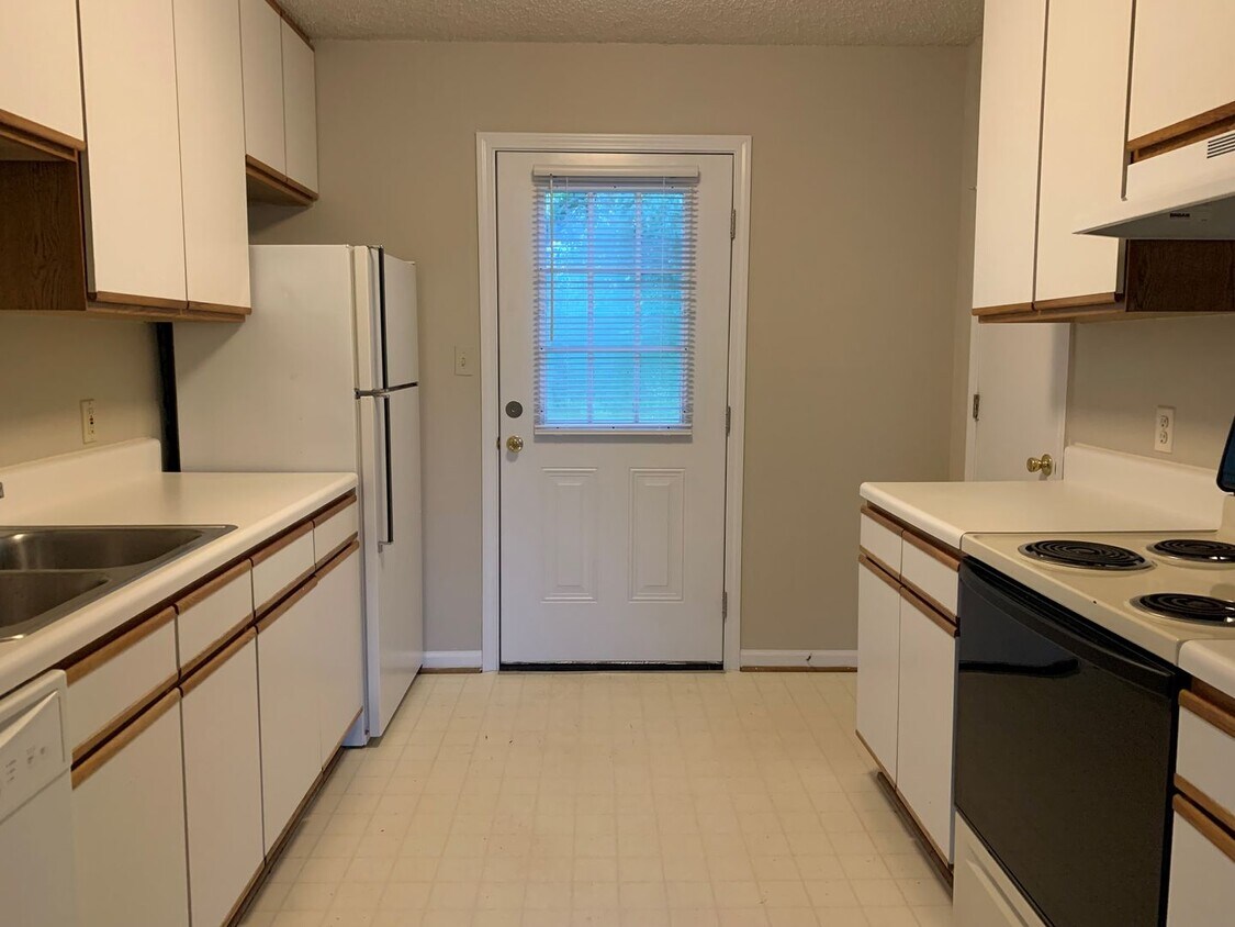 Foto del edificio - 5824-5824 Raiford Cir
