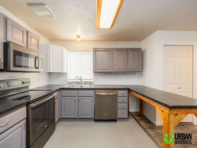Foto del edificio - South Hill Gem! Spacious 3 Bedroom Home with Garage