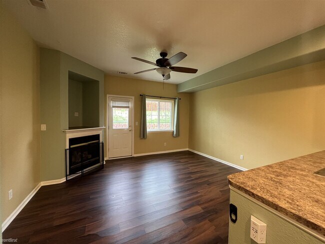 Building Photo - 3 br, 2.5 bath Townhome - 2255 Coronado Pa...
