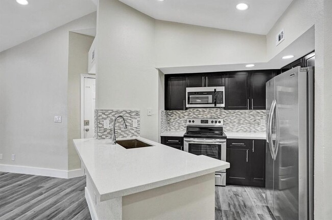 Building Photo - 595 Vista Isles Dr