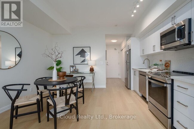 Photo du bâtiment - 832 Bay St.