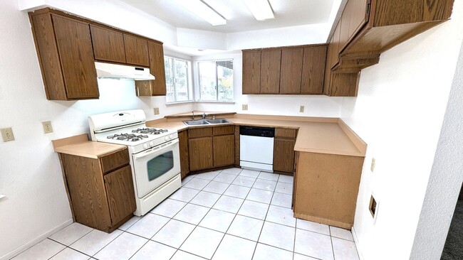 Foto del edificio - 3 Bedroom 2 Bath Home on Large Corner Lot