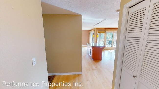 Building Photo - 3 br, 2 bath House - 100 Leonard Street #3-4