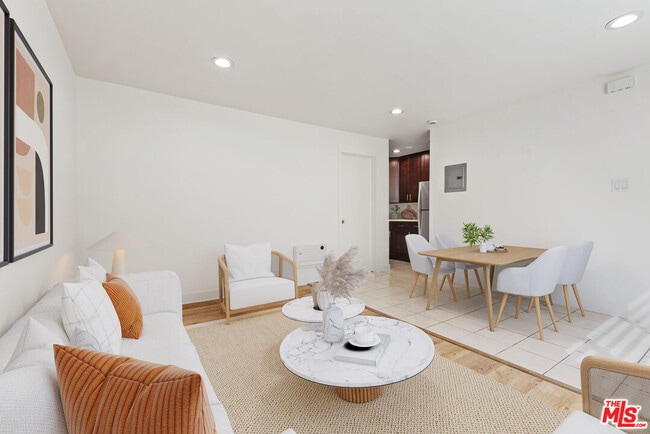 Building Photo - 2400 Vanderbilt Ln