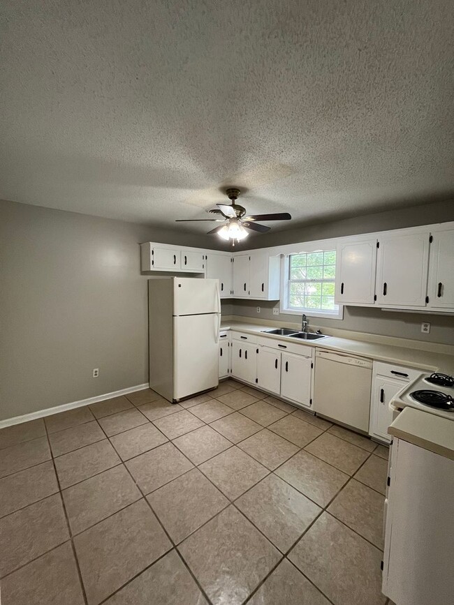 Building Photo - 3 Bed 3 Bath House