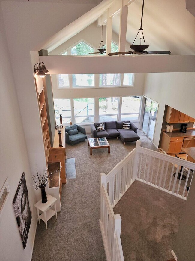 Building Photo - Beautiful 3 Bed 2.5 Bath Waterfront Home in Sammamish