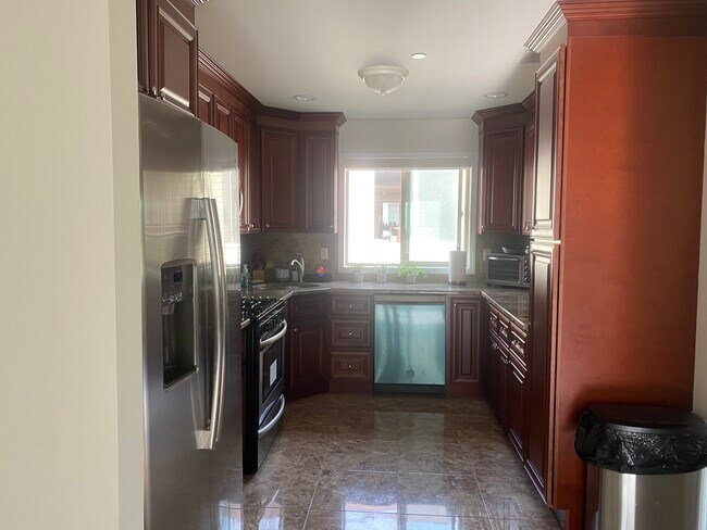 S/S appliance with granite countertops - 31 Howe St