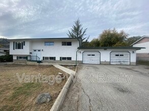 Building Photo - 166 Cariboo Rd
