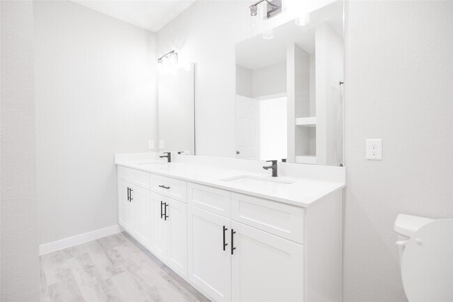 Foto del edificio - 2101 Reinke Rd