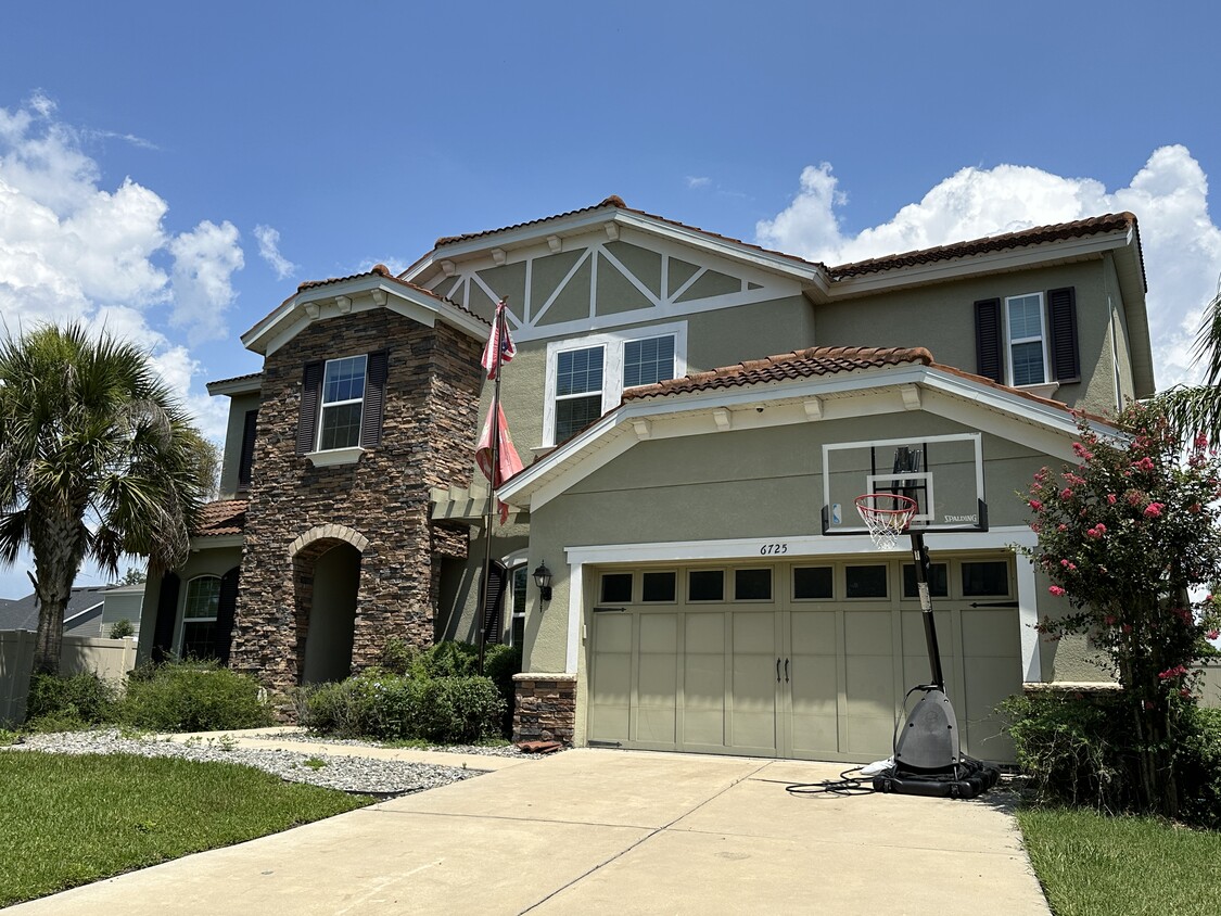 Foto principal - 6725 Riverside Bluffs Dr