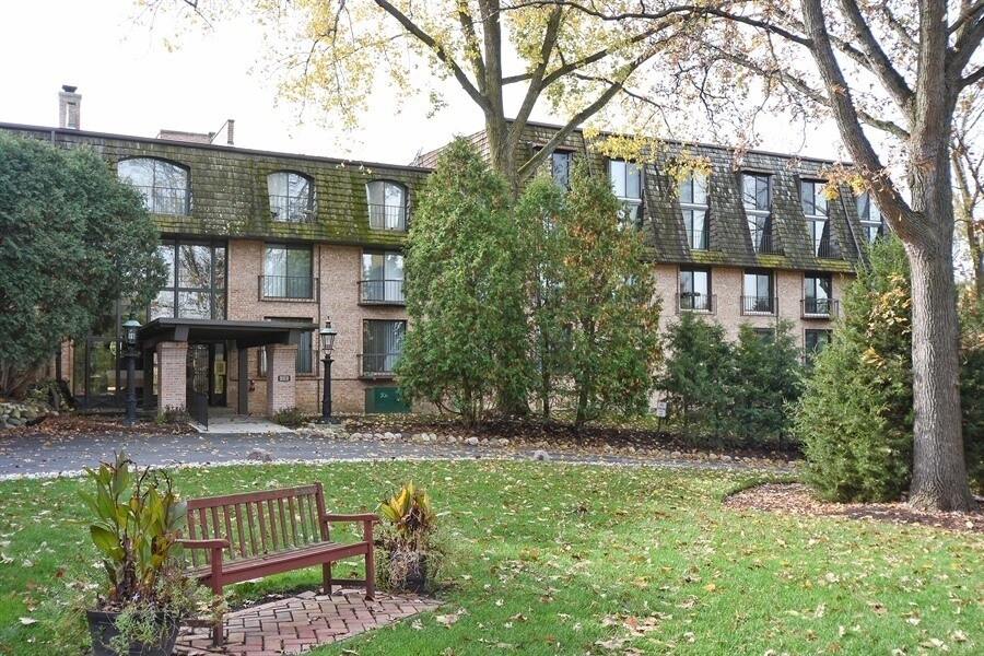 600 W Russell St Unit 212, Barrington, IL 60010 Condo for Rent in