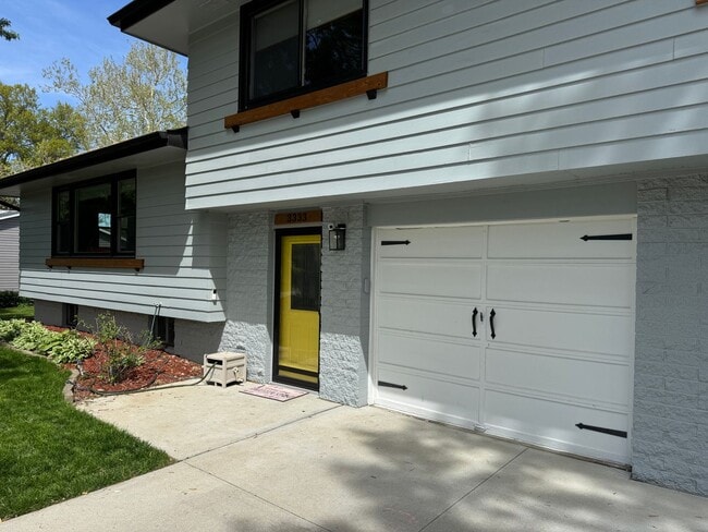 Building Photo - Stunning 4 Bed, 3 Bath Home with Backyard ...