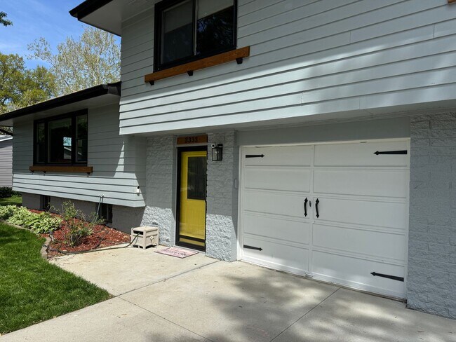 Foto del edificio - Stunning 4 Bed, 3 Bath Home with Backyard ...