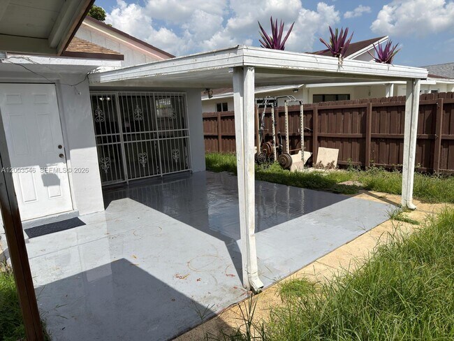 Foto del edificio - 6822 SW 130th Ave
