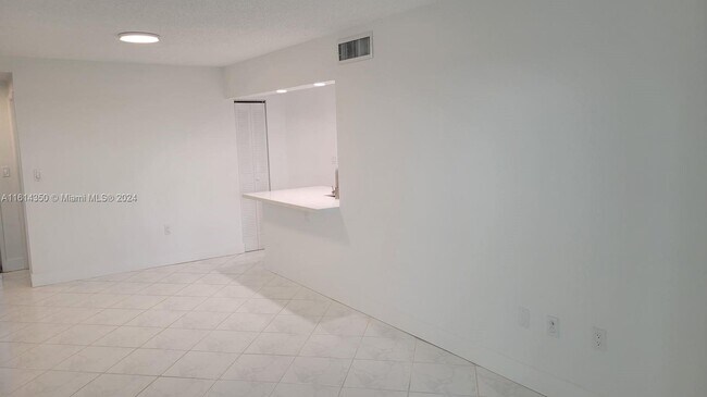 Foto del edificio - 9417 Fontainebleau Blvd