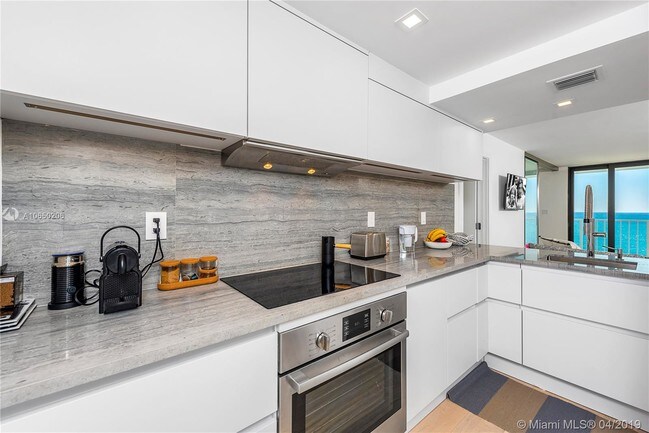 Building Photo - 4301 Collins Ave