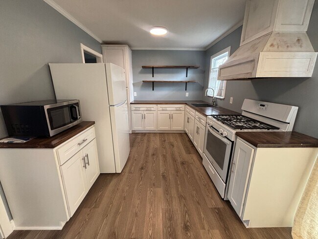 Building Photo - CHARMING MODERN HOME NEAR BARKSDALE AIR FORCE BASE