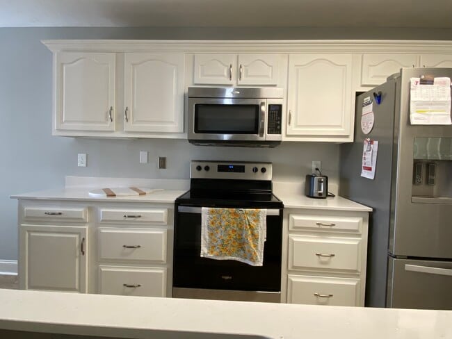 kitchen oven - 976 Fuller Glen Cir