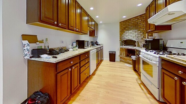 Building Photo - 719 Buckingham