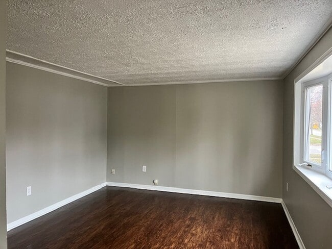 Building Photo - Adorable 3 Bedroom Home