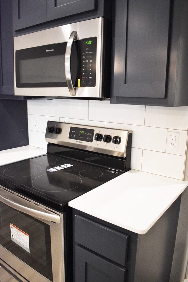 Building Photo - Upscale 4 Bedroom 3.5 Bathroom in The Heart of Fayetteville AR!!