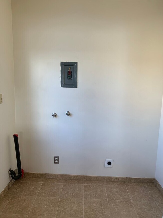 Building Photo - Downstairs unit available in Reedley!