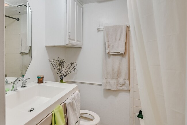 Building Photo - 311 Kings Way Dr
