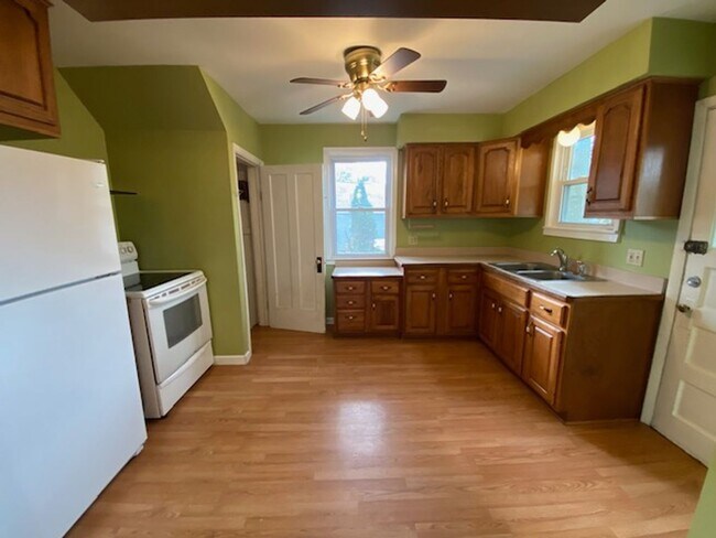 Foto del edificio - Fenced Yard + Porch in Goodyear Heights—3BR Charmer