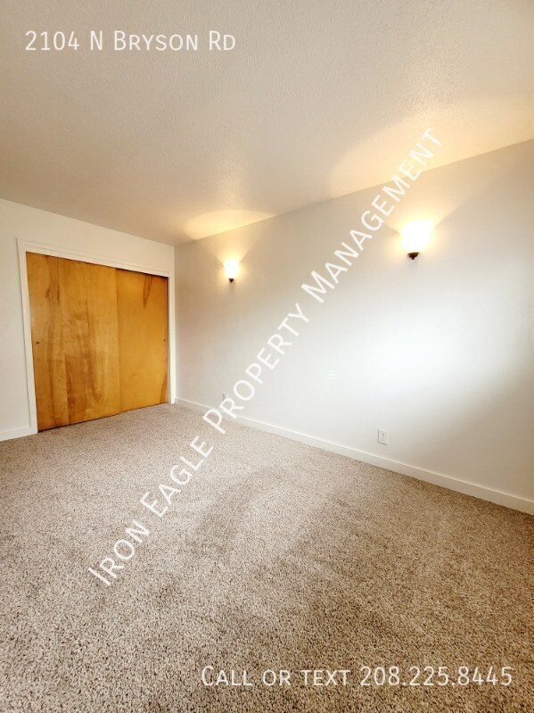 Foto del edificio - 2104 N Bryson Rd