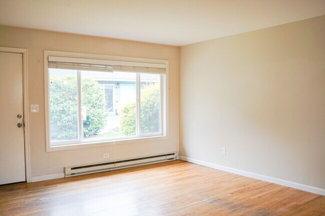 Foto del edificio - Updated Vintage 2Bed Courtyard Flat w/Hard...