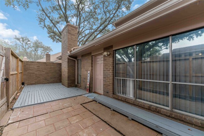 Building Photo - 13911 Hollowgreen Dr