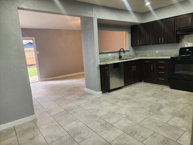 Foto del edificio - 418 E 1st St